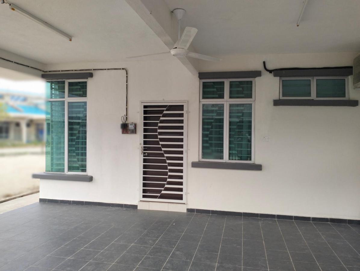 D'Sara Homestay Fully Furnished 3 Bedrooms All Aircond 2 Miles Centre Chukai المظهر الخارجي الصورة