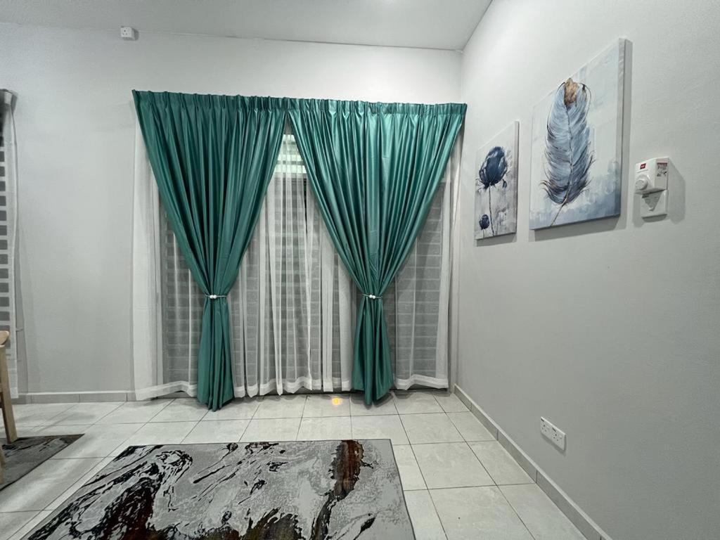D'Sara Homestay Fully Furnished 3 Bedrooms All Aircond 2 Miles Centre Chukai المظهر الخارجي الصورة
