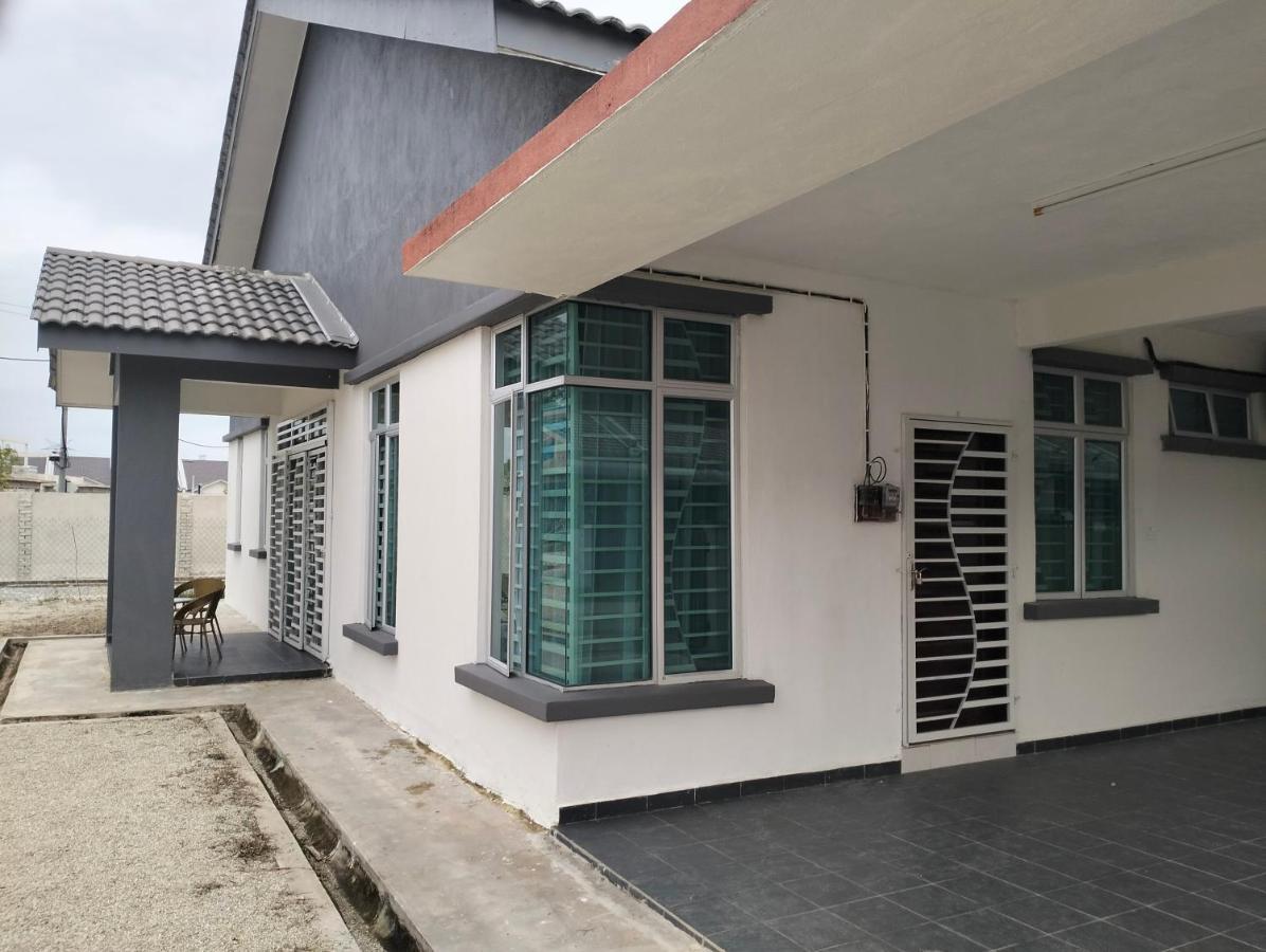 D'Sara Homestay Fully Furnished 3 Bedrooms All Aircond 2 Miles Centre Chukai المظهر الخارجي الصورة