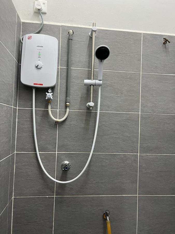 D'Sara Homestay Fully Furnished 3 Bedrooms All Aircond 2 Miles Centre Chukai المظهر الخارجي الصورة