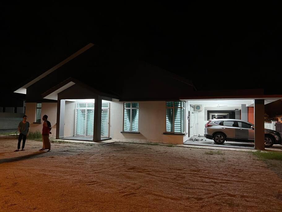 D'Sara Homestay Fully Furnished 3 Bedrooms All Aircond 2 Miles Centre Chukai المظهر الخارجي الصورة