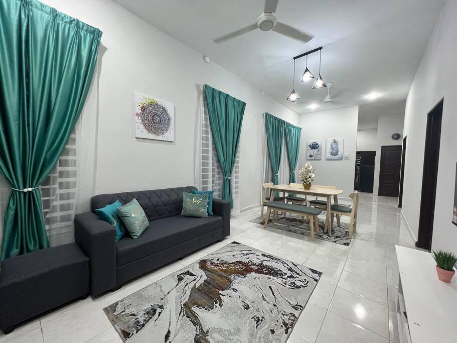 D'Sara Homestay Fully Furnished 3 Bedrooms All Aircond 2 Miles Centre Chukai المظهر الخارجي الصورة