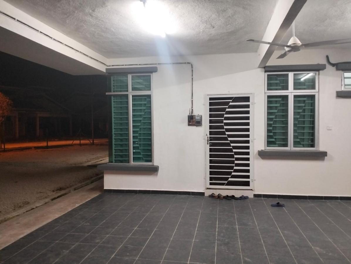 D'Sara Homestay Fully Furnished 3 Bedrooms All Aircond 2 Miles Centre Chukai المظهر الخارجي الصورة