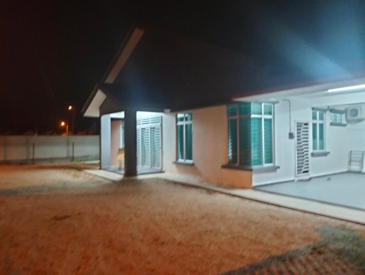 D'Sara Homestay Fully Furnished 3 Bedrooms All Aircond 2 Miles Centre Chukai المظهر الخارجي الصورة