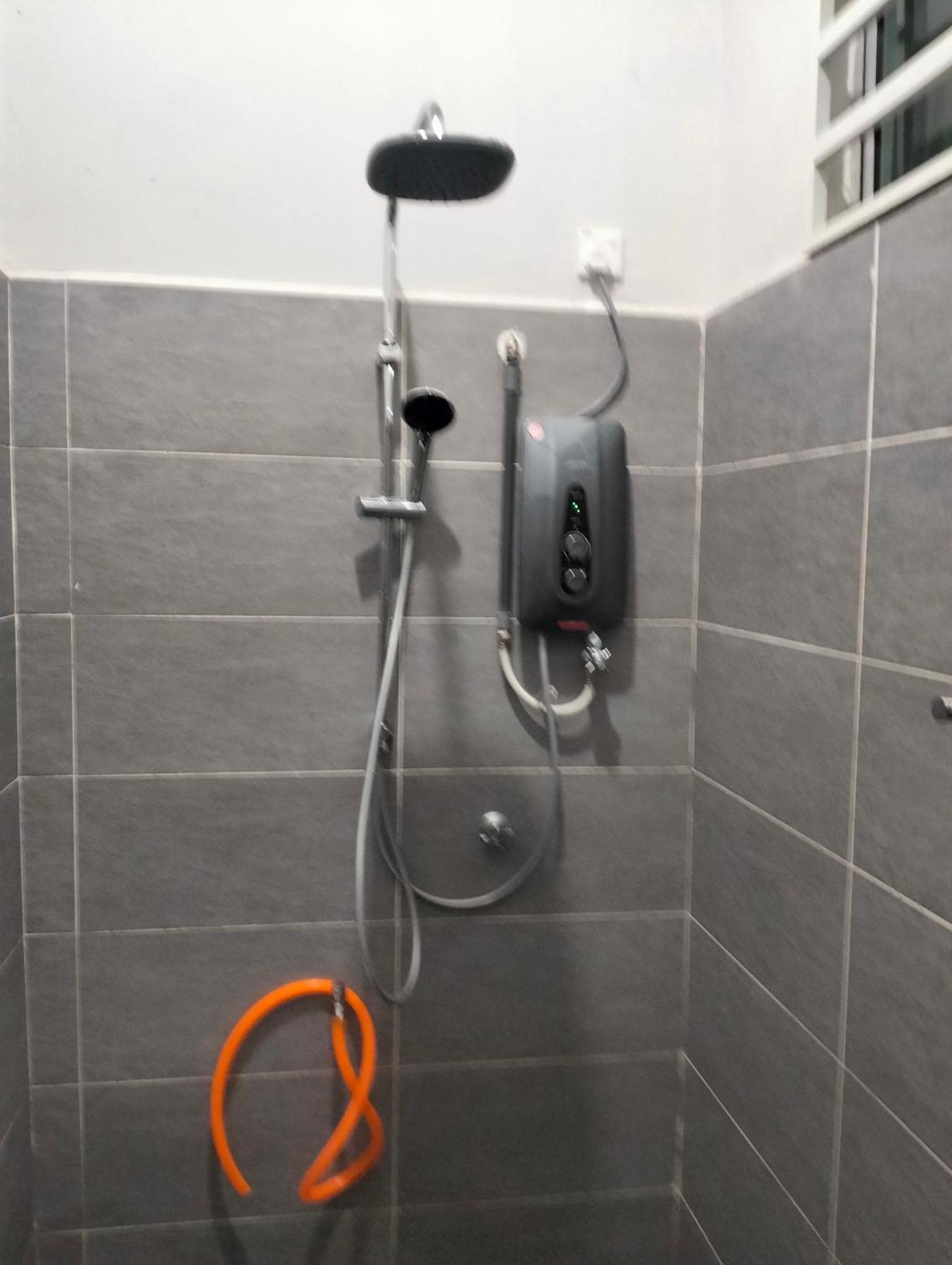 D'Sara Homestay Fully Furnished 3 Bedrooms All Aircond 2 Miles Centre Chukai المظهر الخارجي الصورة